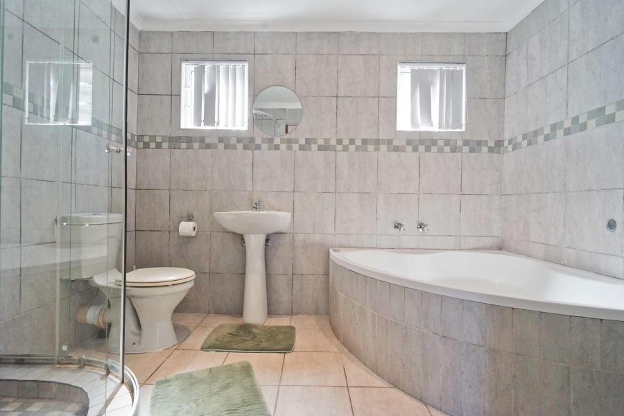 8 Bedroom Property for Sale in Gonubie Eastern Cape